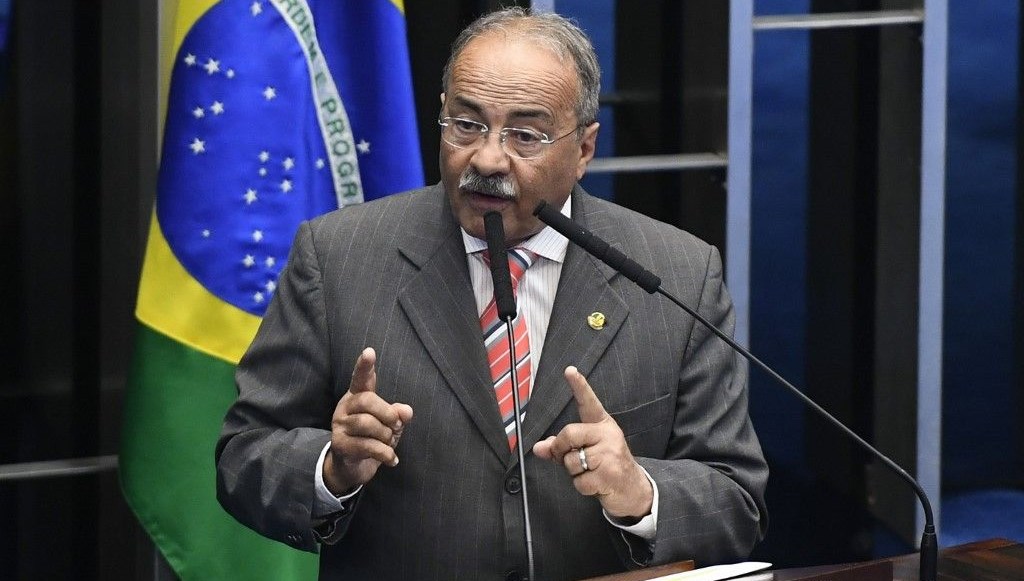 Brezilya’da bir senatör polis baskınında iç çamaşırında para saklamaya çalıştı