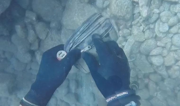 Denizde bulduğu para dolu çantayı sahibine gönderdi