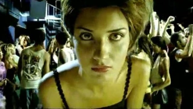 Tuba Büyüküstün, Kenan Doğulu’nun klibinde rol almış