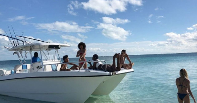 Bella Hadid ve Kendall Jenner’den, Hailey Baldwin’e parti