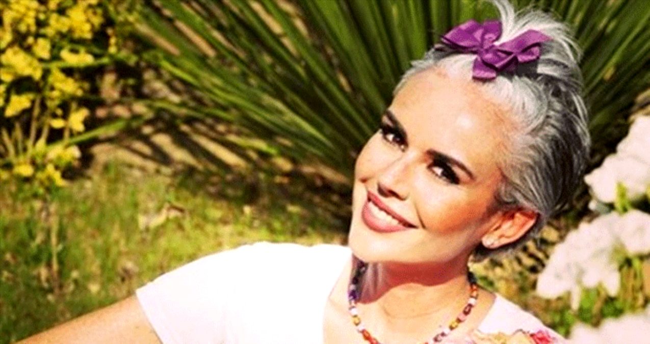 Karantinada olan İpek Tanrıyar sınırları zorladı! İç çamaşırla maske yaptı