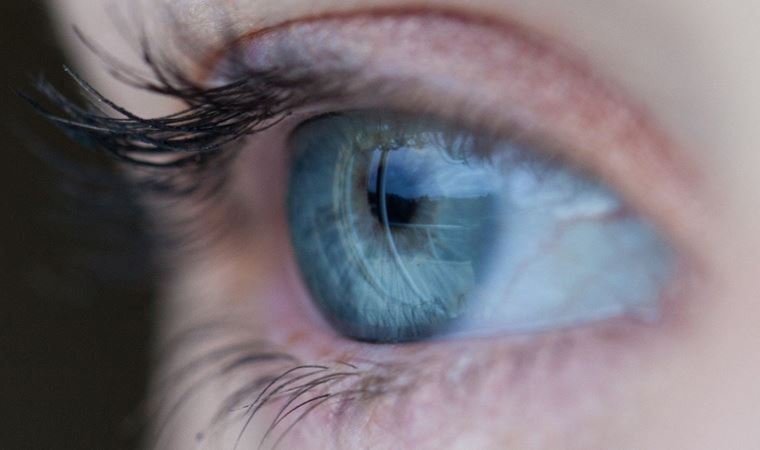 Aşırı kafein tüketimi göz seğirmesine yol açabilir