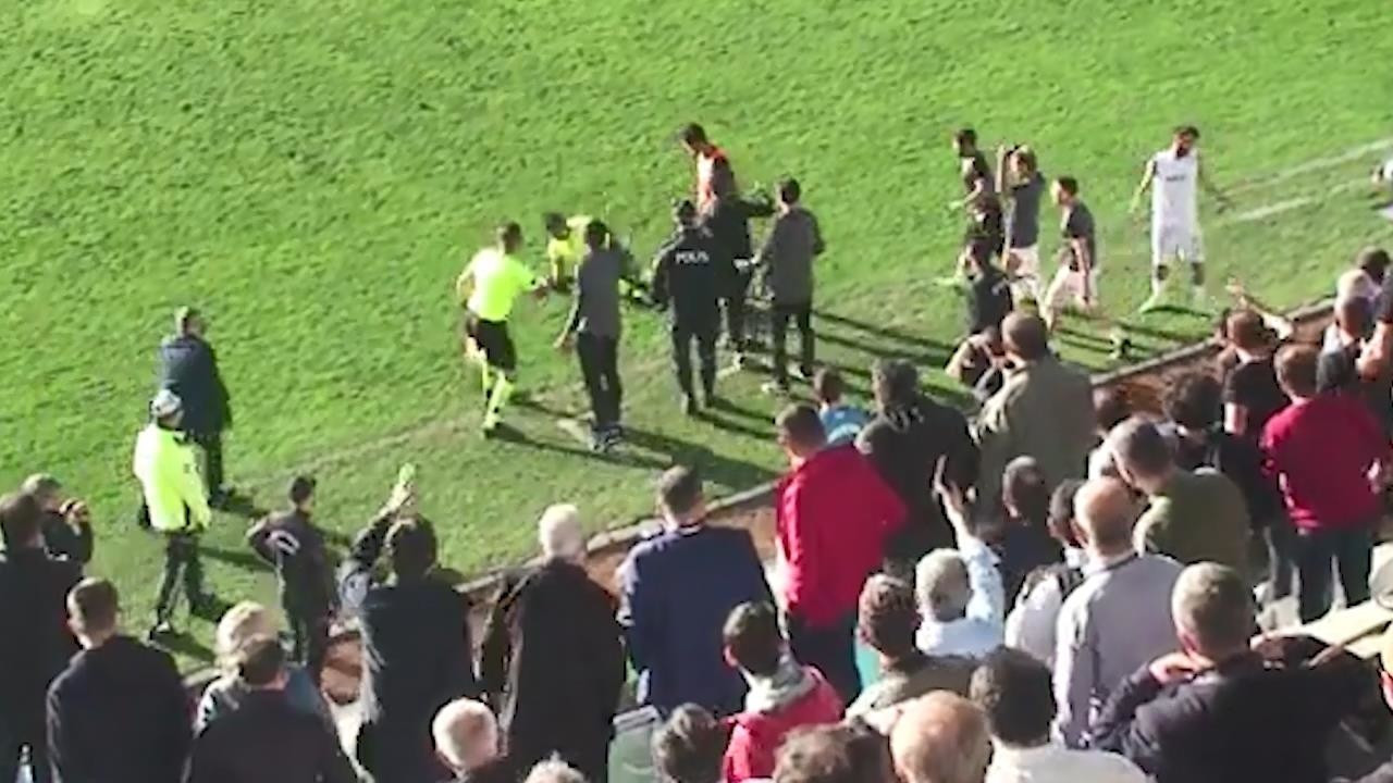 Kırmızı kart gören futbolcu hakeme kafa attı; maç tatil edildi