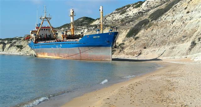 Bozcaada sahilinde 2 yıldır bekliyor