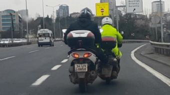 D-100’de tehlikeli yolculuk! Bozulan motosiklete bacağıyla destek verdi