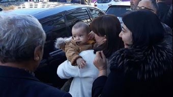 Aracında unuttuğu bebeği görünce sarılıp öptü