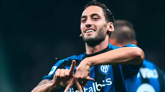 Hakan Çalhanoğlu En İyi Orta Saha Oyuncusu Ödülüne Aday Gösterildi