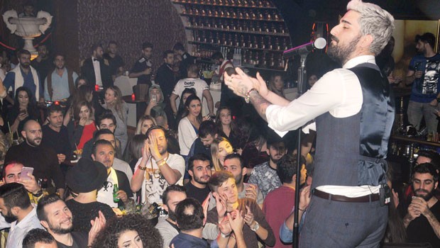 İdo sahneye çıktı, ablası ve annesi izledi