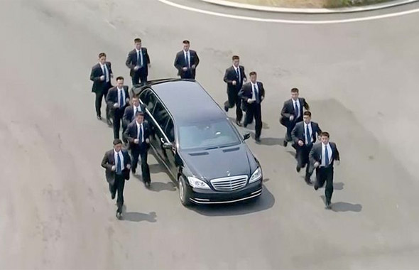 Kim’in adamları bunlar! Dünyanın izlediği ilginç görüntü