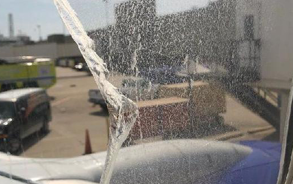 Yolcu uçağının camı havadayken çatladı